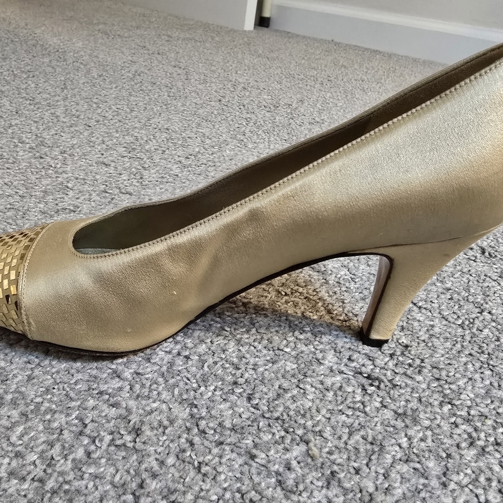 St John Made In Italy Gold Satin Sequin Toe Cap Pumps Size 7 - Picture 8 of 14